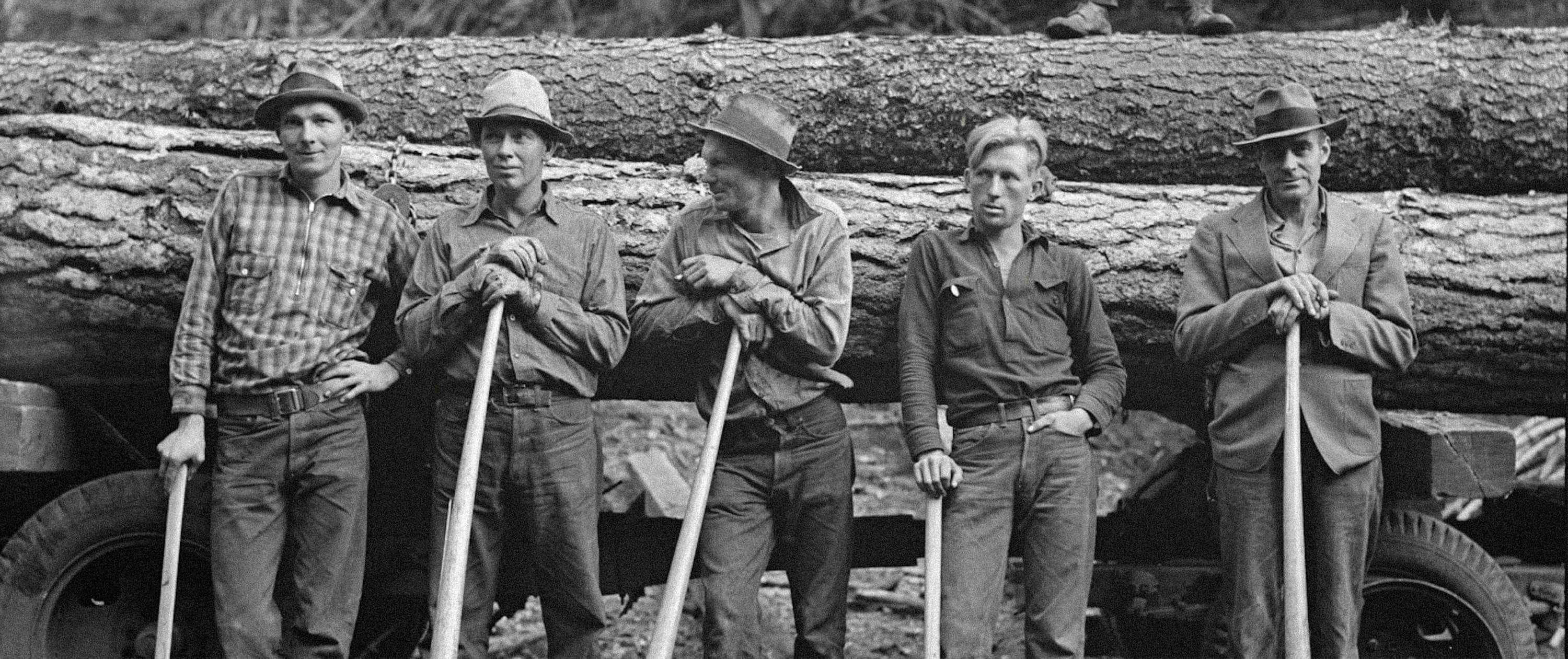 A group of lumberjacks from the early 1900s